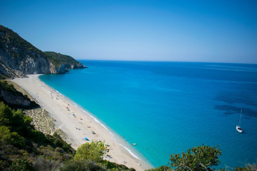 Παραλία με τιρκουάζ θάλασσα